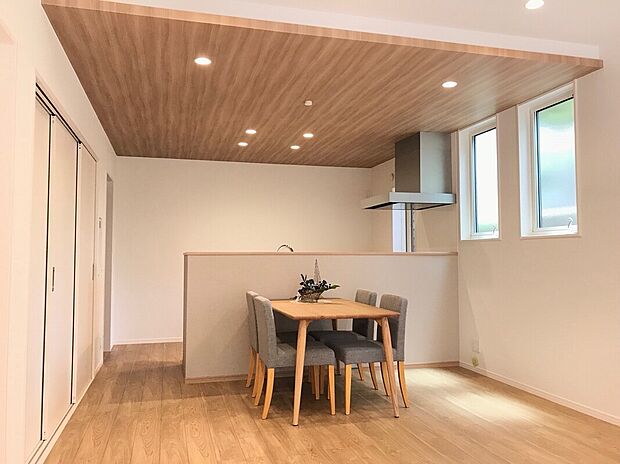 ダイニング　（A・B・C・E号棟　同仕様）
■明るいリビングダイニングで家族の大切な時間を。
対面式キッチンなので料理をしながら家族とのコミュニケーションが取れます。