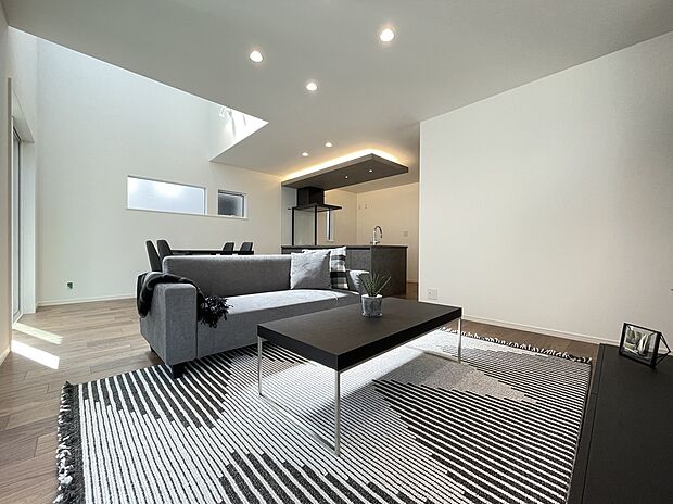 ■床暖房付きで空気を汚さず冬でも足元からポカポカと暖まります。