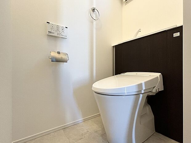 【トイレ（C号棟）】■シンプルなデザイン一体型シャワートイレ
■汚れが付きにくいフチレス仕様
■パワーストリーム洗浄でお掃除ラクラク。