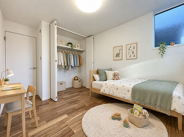 【洋室 (B号棟)】■子ども部屋にも広々クローゼット。吊りレールで開閉がスムーズにおこなえます。