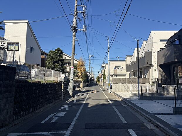 【前面道路含む現地写真】■西側 幅員約5.4ｍ公道に接面