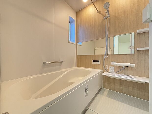 【浴室　】■浴室暖房付きの1坪サイズなので、お子様とご一緒の入浴でもゆったり
■丸洗いカウンターでお掃除もラクラク。