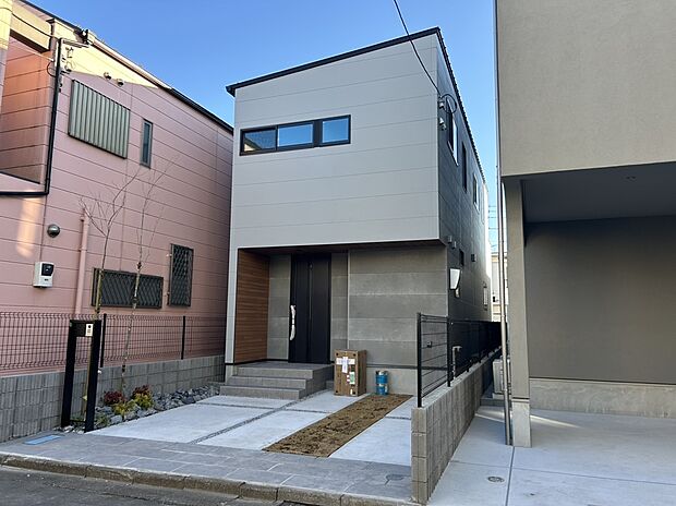 【現地外観写真】■北側 幅員約5.4ｍ公道に接面
■南側 幅員約4.0ｍ私道・通路に接面