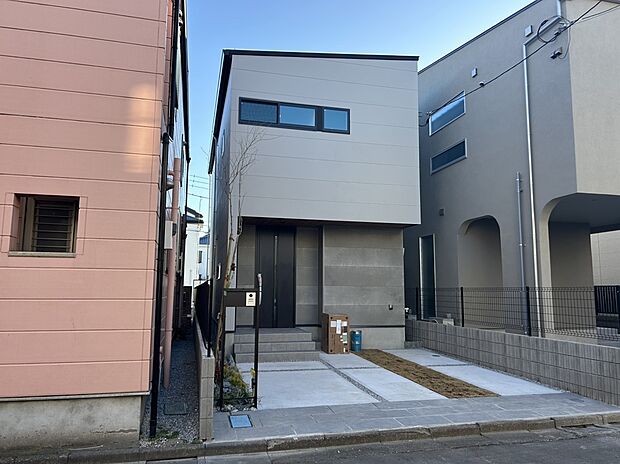 【現地外観写真】■北側 幅員約5.4ｍ公道に接面
■南側 幅員約4.0ｍ私道・通路に接面