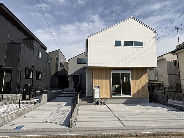 【現地写真（D号棟）】■外観は白を基調とし、明るい印象を与えてくれます。