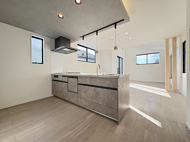 【キッチン　（C号棟）】■ステディアを採用
■ステディアは、ステンレスのキャビネットが標準装備。