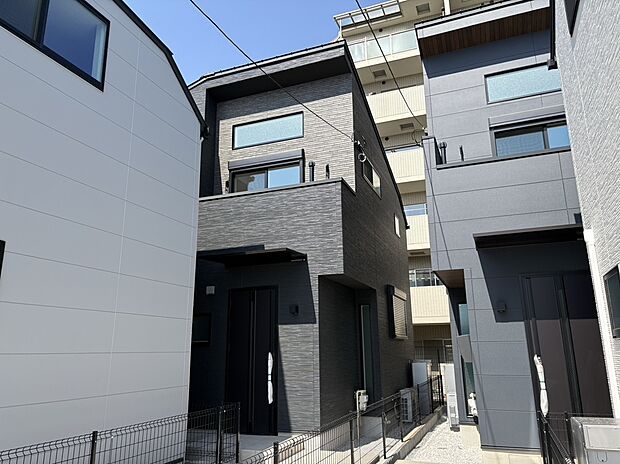 【現地外観写真(B号棟)】■玄関が道路面していないため、プライバシー性に優れています。