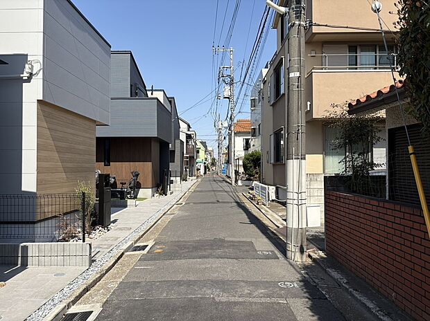 【前面道路含む現地写真】■前面道路は落ち着いた交通量。三鷹駅徒歩10分という利便性を享受しながらも、一歩入れば静かな時間が流れる環境です。幅員も確保されており、お車の出し入れやベビーカーでの通行もストレスなく行えます。