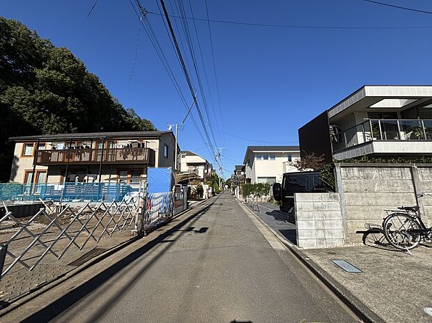 【前面道路含む現地写真】現地(2025年11月)撮影
■南東側幅員約4.0m公道に接面