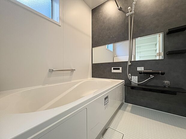 【浴室　（A号棟）】■浴室暖房付きの1坪サイズなので、お子様とご一緒の入浴でもゆったり
■丸洗いカウンターでお掃除もラクラク。