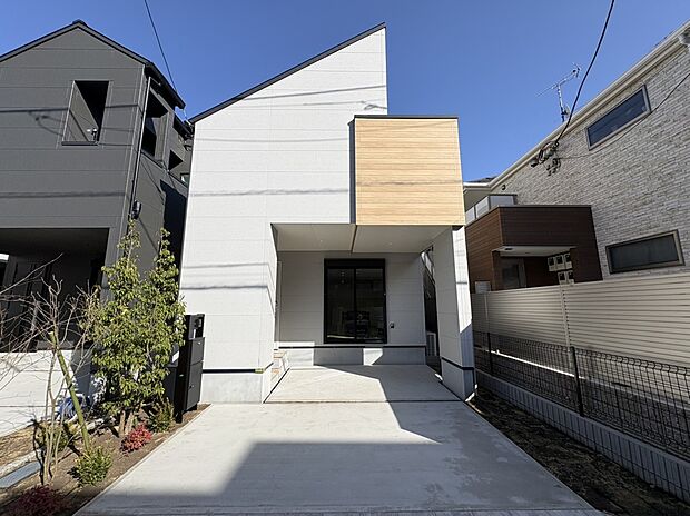 【現地写真（B号棟）】■外観は白を基調とし、明るい印象を与えてくれます。