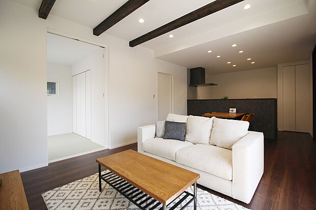 【ダイニング (同仕様)】■あらわし梁がワンランク上の、上質な空間を演出。