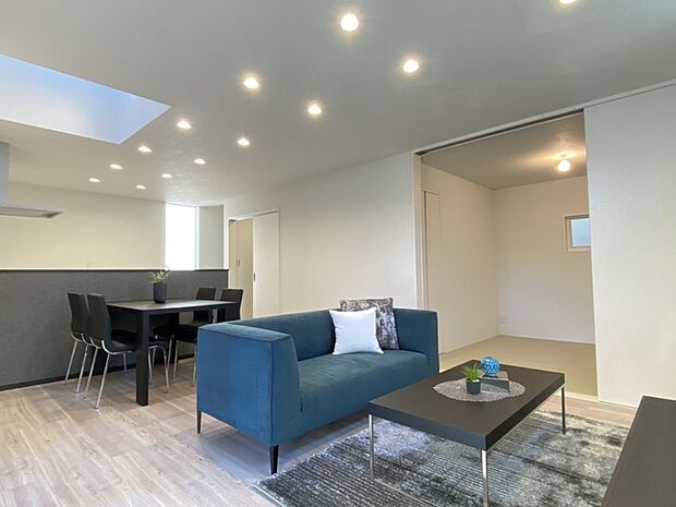 【ダイニング (同仕様)】■床暖房付きで空気を汚さず冬でも足元からポカポカと暖まります。