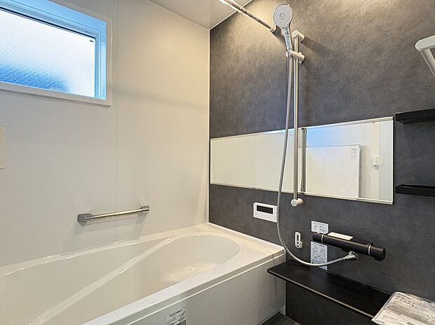 【浴室 (B号棟)】■浴室暖房付きの1坪サイズなので、お子様とご一緒の入浴でもゆったり
■丸洗いカウンターでお掃除もラクラク。