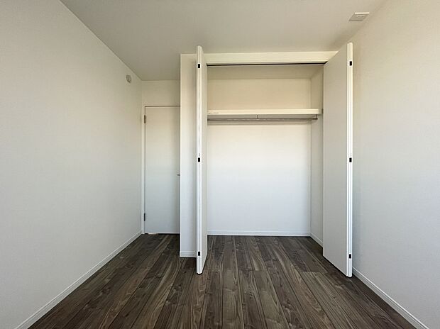 【洋室　（同仕様）】■お子様部屋としてお使い頂ける洋室です。各洋室に収納スペースがございます。