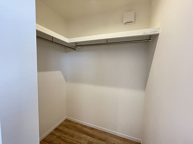 【WIC　（同仕様）】■季節の家電や、布団、衣替えの衣類などを沢山収納することができます。