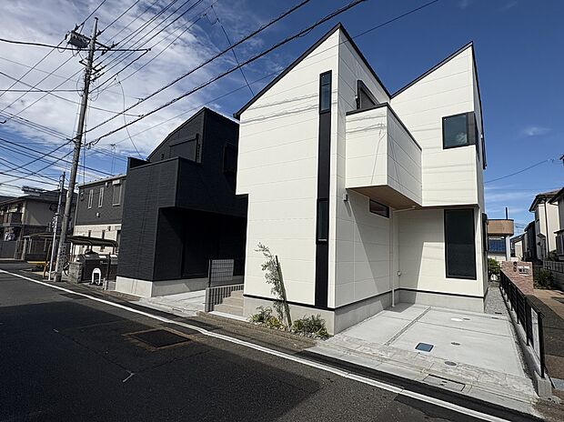 【前面道路含む現地外観写真】■閑静な住宅街に佇む高級感のある外観。