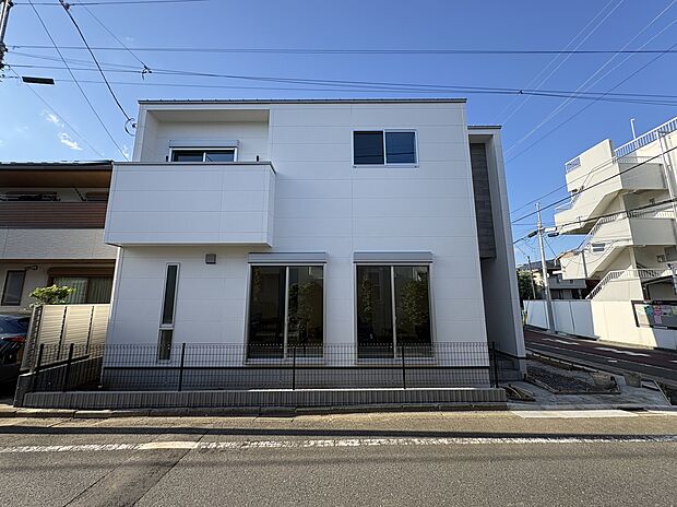【前面道路含む現地写真】■北東側 幅員約5.3ｍ公道に接面
■南東側 幅員約5.4ｍ公道に接面