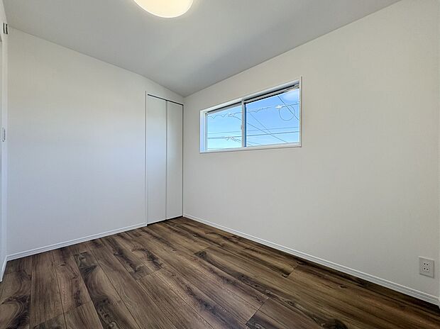 【洋室 (同仕様)】■子ども部屋にも広々クローゼット。吊りレールで開閉がスムーズにおこなえます。