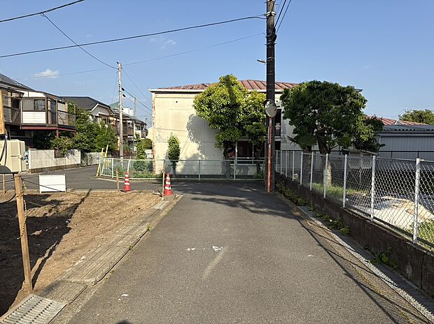 【前面道路含む現地写真】南東側 幅員約4.0m公道に接面、南西側 幅員約4.0m公道に接面