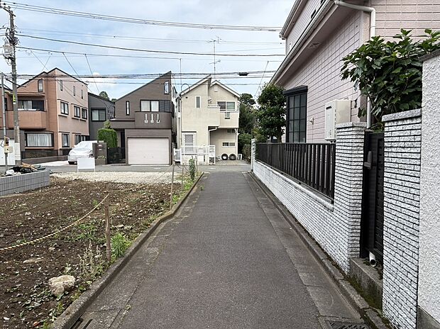 【前面道路含む現地写真】■東側 幅員約6.3m公道に接面(2026年6月撮影)