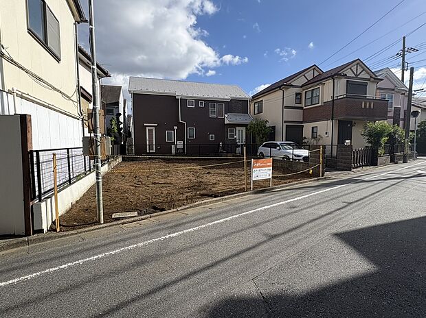 【前面道路含む現地写真】■北西側 幅員約5.4m公道に接面
現地(2026年8月撮影)