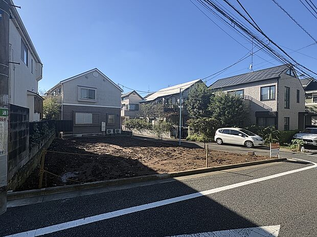 【現地外観写真】■東側幅員約5.5m公道に接面
■北側幅員約3.4~3.5m区有通路に接面
現地(2026年10月撮影)