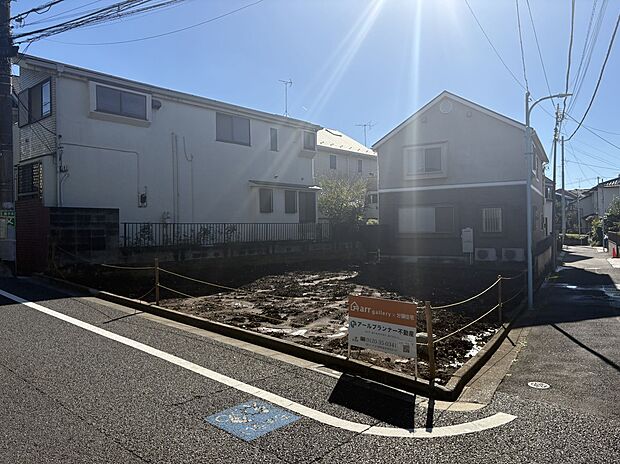 【前面道路含む現地写真】■東側幅員約5.5m公道に接面
■北側幅員約3.4~3.5m区有通路に接面
現地(2026年10月撮影)