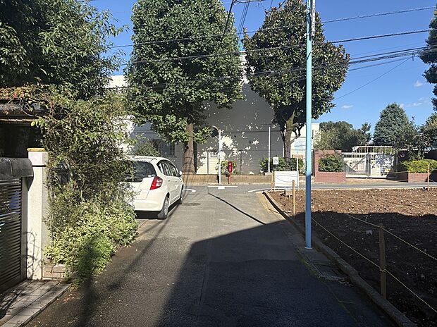 【前面道路含む現地写真】■東側幅員約5.5m公道に接面
■北側幅員約3.4~3.5m区有通路に接面
現地(2026年10月撮影)