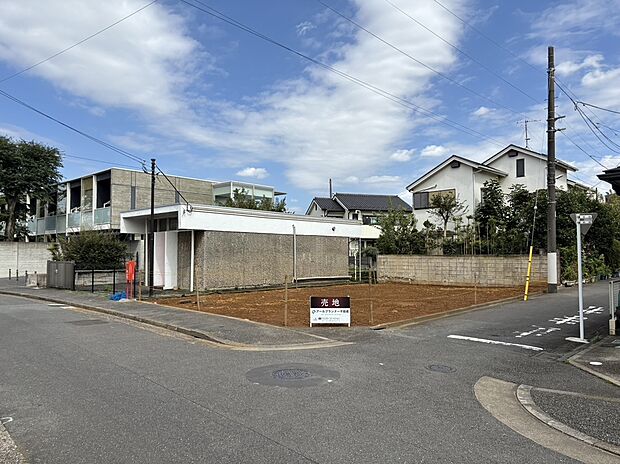 【現地土地写真】現地(2026年10月)撮影
■西側 幅員約8.0m公道に接面
■南側 幅員約4.0m私道に接面