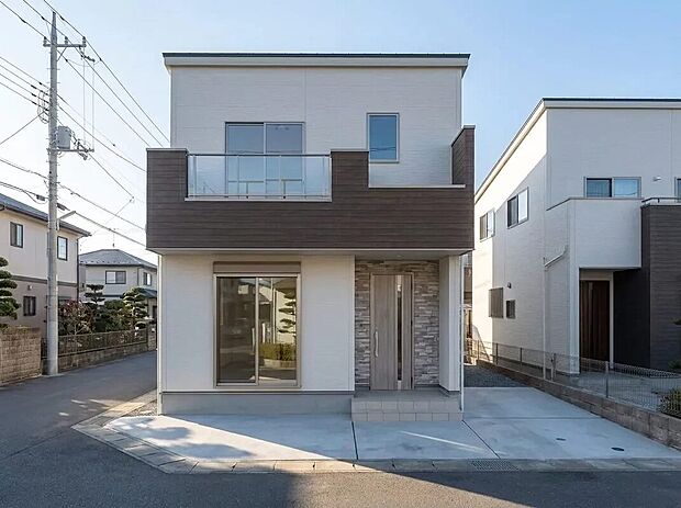 【1号地外観パース】CGのため、外装材の割付・外構・付帯設備等は実際のプランと異なりますのでご了承ください。CGイメージは実際の外装材の色柄と異なる場合がございますので現物サンプルでご確認下さい