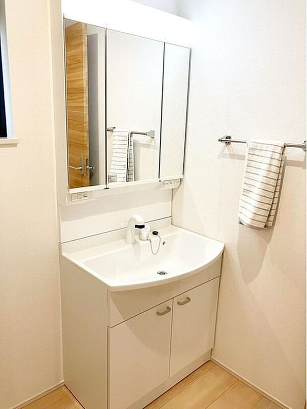 【洗面台・洗面所】【１号棟】
洗面化粧台は3面鏡で収納スペースあり。
窓はすりガラス仕様でプライバシーを保護します。