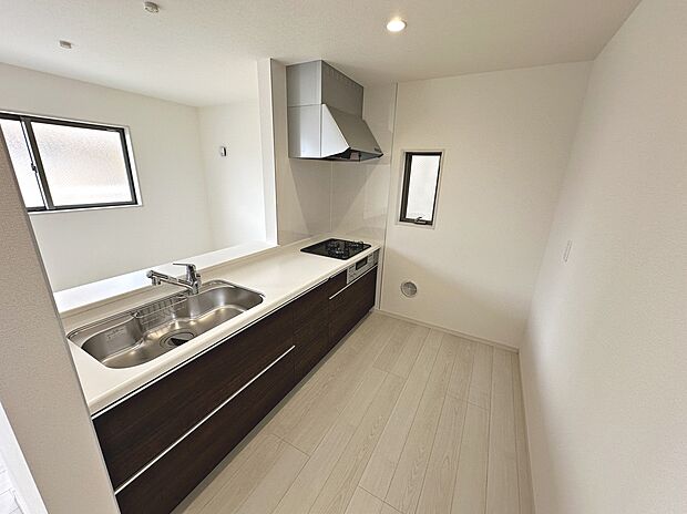 浄水器付きのシステムキッチンやペアガラス、浴室乾燥機など暮らしやすい設備が充実してますよ!