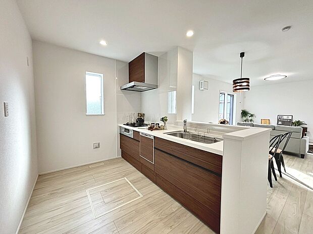 食器洗浄機・浄水器付きのシステムキッチン・浴室乾燥機・ペアガラスなど暮らしやすい設備が充実してますよ！