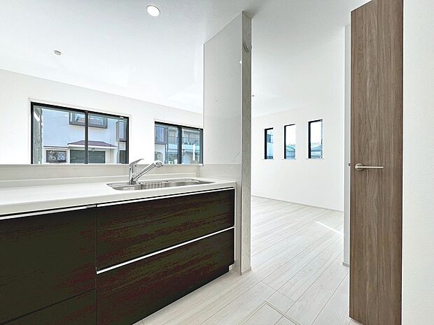 浄水器付きのシステムキッチンや複層ガラス、浴室乾燥機など暮らしやすい設備が充実してますよ！