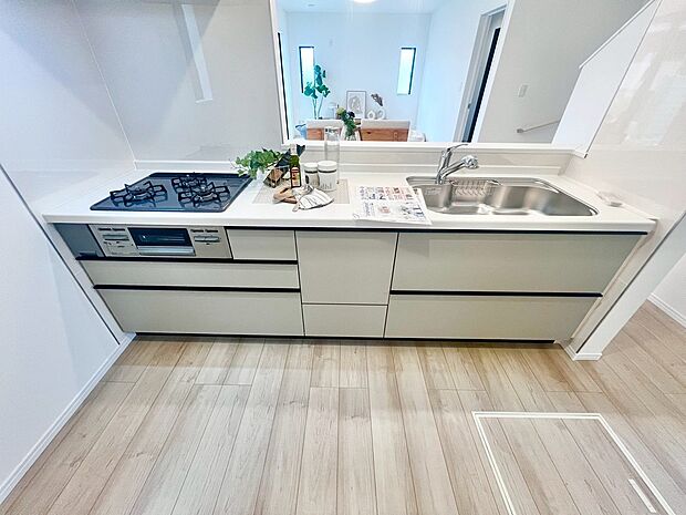 浄水器付きのシステムキッチンやペアガラス、浴室乾燥機など暮らしやすい設備が充実してますよ！