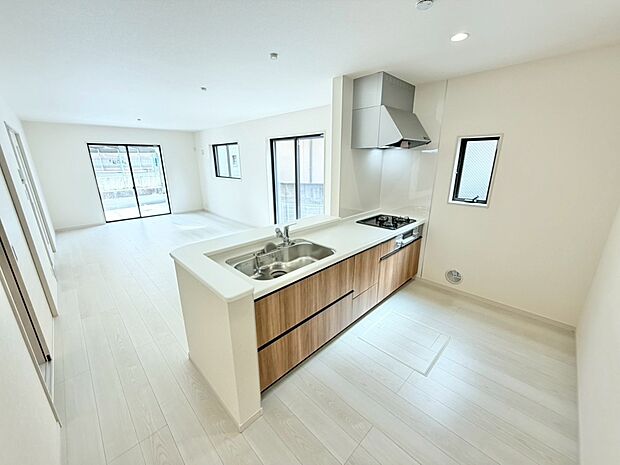 浄水器付きのシステムキッチン・浴室乾燥機・ペアガラスなど暮らしやすい設備が充実してますよ！