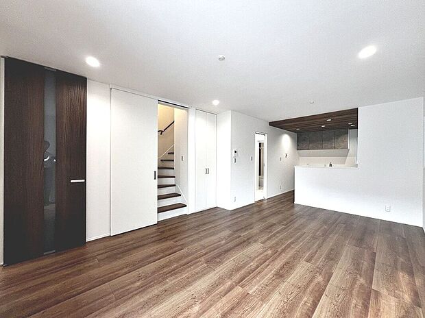 ＬＤＫ約１７．１帖！家族を身近に感じるリビング階段です！