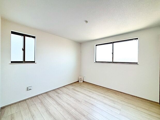 【洋室(約7.8帖)】2面採光の居室もありますよ!明るく風通しの良い室内に気持ちも明るくなりますね!