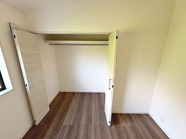 【洋室（約5.2帖）】全室収納有！家族の思い出も大切にしまっておけますね！