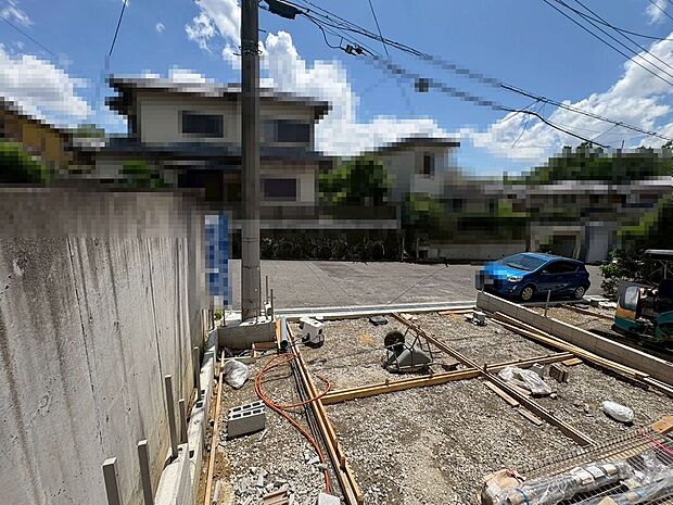 【駐車場（１号棟）】並列に駐車２台可能！愛車の置き場所に困りませんね♪