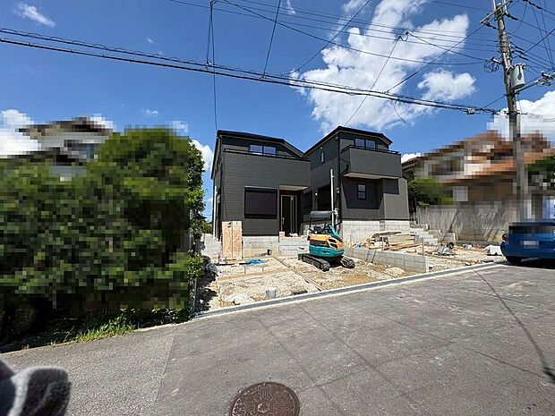 【前面道路を含む現地写真】前面道路約６．１ｍです！広々運転の苦手な方も安心ですね♪