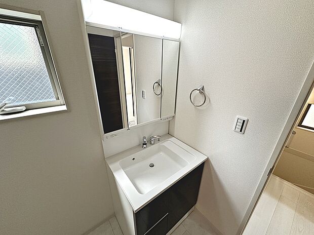 【3面鏡のシャワー付洗面台】寝ぐせ直しもラクラクですね!鏡裏・洗面台下にも収納があるので、スッキリと片付きますね!