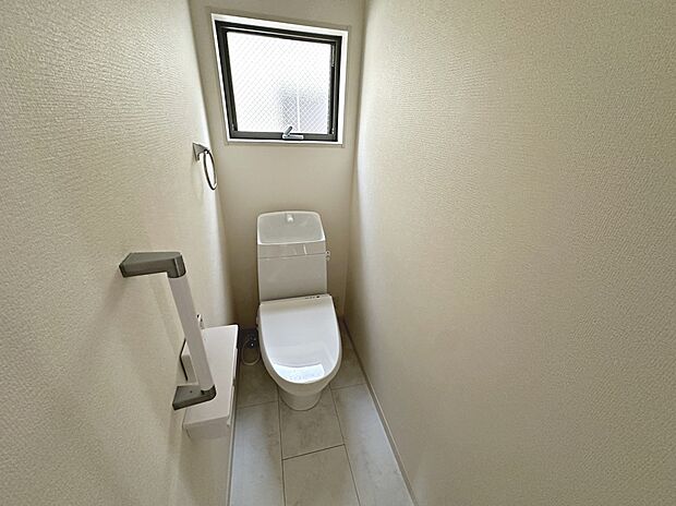 【温水洗浄便座】温水洗浄便座ですので、寒い日も温かい便座で安心して使用していただけますよ♪