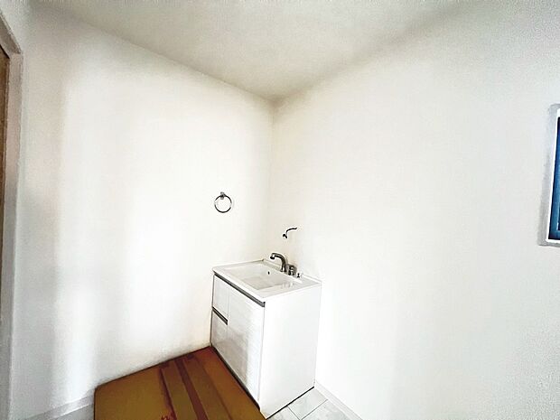 【洗面室】ゆとりある洗面室で朝の身支度もスムーズにできますね!