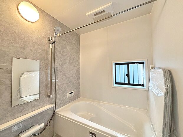 【浴室】一坪以上の浴室でのびのび一日の疲れを癒して下さいね！
浴室に窓が付いているので、換気ができて湿気やカビ防止になりますよ！