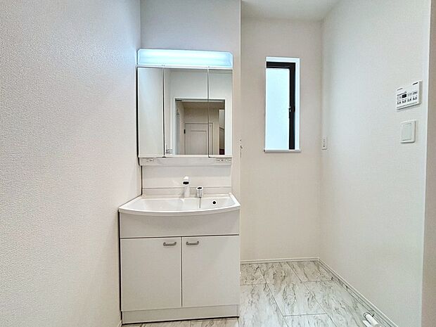 【洗面室】シャワー付き洗面台ですので、寝ぐせ直しもラクラクですね！