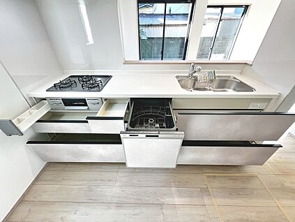 システムキッチン（浄水器・３口コンロ）