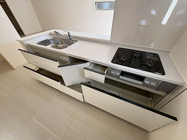 【浄水器付システムキッチン（３口コンロ）】３口コンロでお料理のレパートリーも増えますね♪