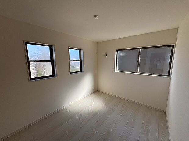 【洋室】２面採光の居室もありますよ！明るく風通しの良い室内に気持ちも明るくなりますね！